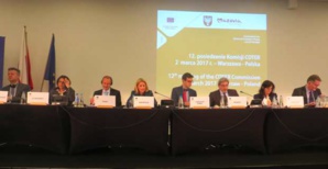 Nanette Maupertuis présentant son rapport à la tribune.