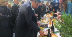 Pause déjeuner avec les chefs d'entreprise et les agriculteurs à San Giuliano. Pause déjeuner avec les chefs d'entreprise et les agriculteurs à San Giuliano.