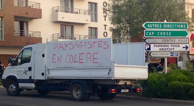 Bastia : Les pépiniéristes en colère ont bloqué le port Bastia : Les pépiniéristes en colère ont bloqué le port