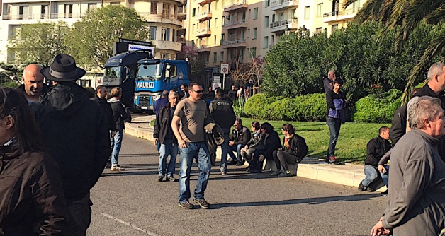 Bastia : Les pépiniéristes en colère ont bloqué le port