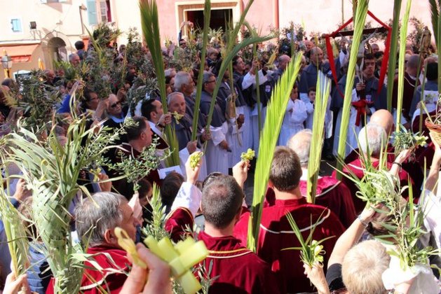 Une foule immense à Calvi pour la bénédiction des Rameaux Une foule immense à Calvi pour la bénédiction des Rameaux