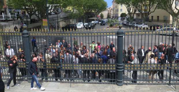 Les soutiens d'André Paccou devant le Palais de justice de Bastia.