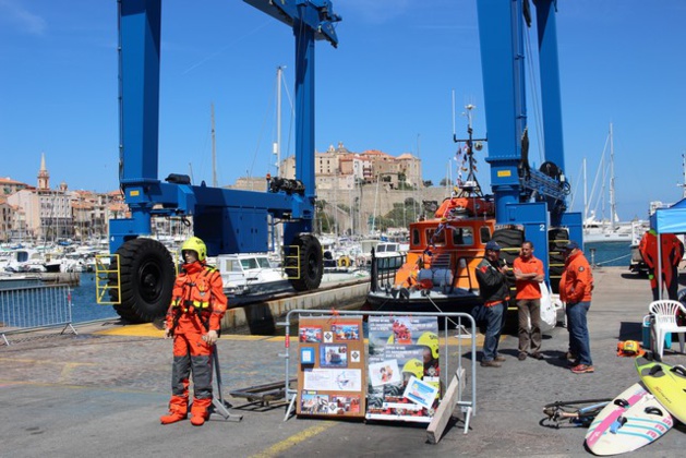Intervention d'un Super Puma et de la SNSM en baie de Calvi : C'était un… exercice ! Intervention d'un Super Puma et de la SNSM en baie de Calvi : C'était un… exercice !