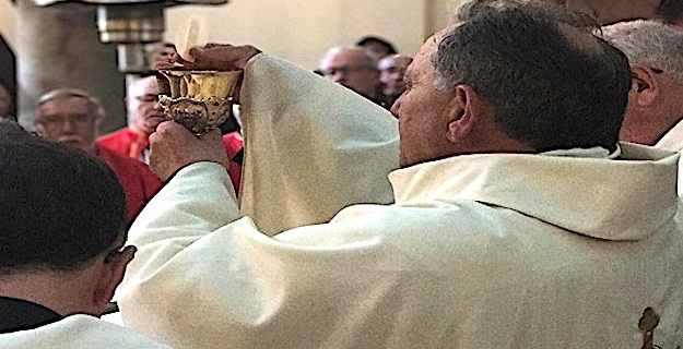 Antoine Peretti lundi à Azilone célébrant sa première messe dans son église