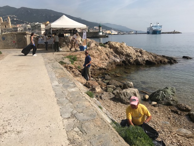 Bastia : Opération nettoyage du Vieux-Port Bastia : Opération nettoyage du Vieux-Port