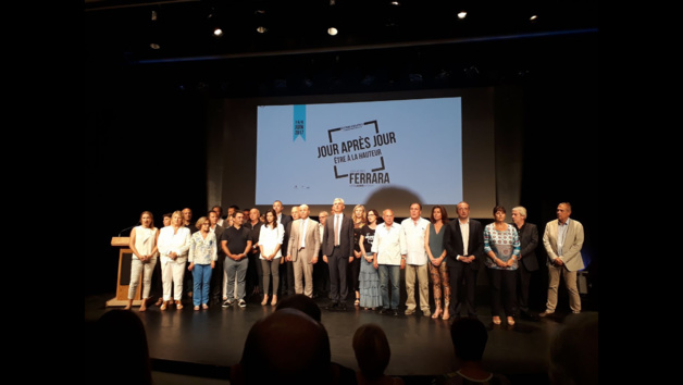 J-J. Ferrara entouré de ses soutiens lors de son meeting J-J. Ferrara entouré de ses soutiens lors de son meeting