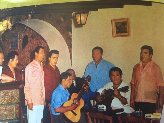 Marco, debout au centre, chemise bleue Marco, debout au centre, chemise bleue