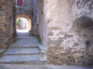 E loghje in centru di u paese E loghje in centru di u paese