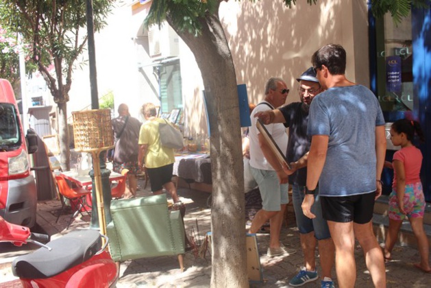 Les professionnels de la brocante s'installent dans le centre-ville de Calvi Les professionnels de la brocante s'installent dans le centre-ville de Calvi