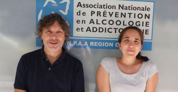 Serena Subrero, psychologue et Antoine Granier éducateur spécialisé au Centre d’Accueil et d’Accompagnement à la Réduction des Risques pour les Usagers de Drogues de l’ANPAA Corse.