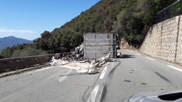 Olmeto : Un camion se couche sur la chaussée. Le chauffeur blessé Olmeto : Un camion se couche sur la chaussée. Le chauffeur blessé