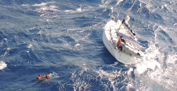 Les plongeurs au secours du voilier. (Photographies : EH 01.044)