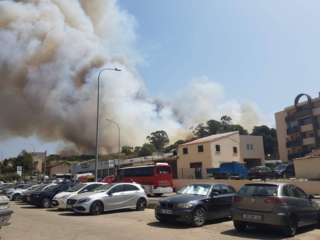 Ajaccio : Un pétard jeté dans un buisson déclenche un incendie au milieu des habitations Ajaccio : Un pétard jeté dans un buisson déclenche un incendie au milieu des habitations