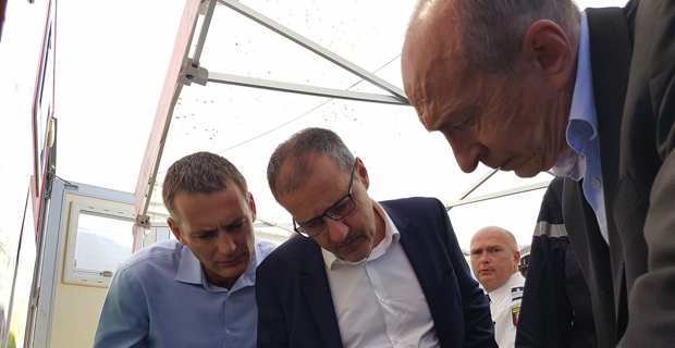 Le ministre de l'Intérieur, Gérard Collomb, à Palneca, avec le président de l'Assemblée de Corse, Jean-Guy Talamoni, et le président du SDIS 2A, Charles Voglimacci.