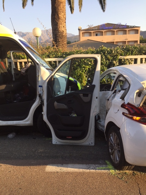 Collision  Ambulance privée - voiture à Aregno-Plage : 4 blessés