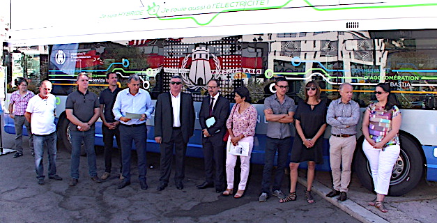 Présentation des nouveaux bus hybrides en présence des élus de la CAB, de la CTC et des représentants de l'Etat