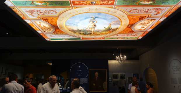 Le plafond peint du grand salon du chateau Stopielle domine l'exposition. Photo Christian Andreani.
