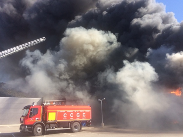 Le feu dans la Zone Artisanale de Corbara Le feu dans la Zone Artisanale de Corbara