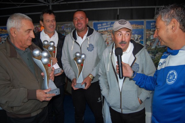 Le trophée remis par le Maire à l'équipe Fazzino ( Photos Jacques Quilichini) Le trophée remis par le Maire à l'équipe Fazzino ( Photos Jacques Quilichini)