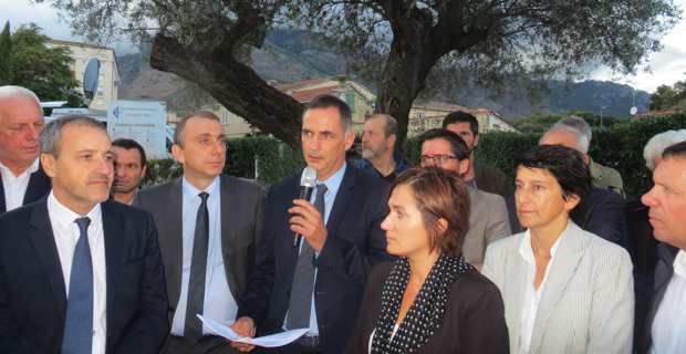 Les trois leaders nationalistes lisent l'accord sous l'olivier de l'université de Corse à Corte.