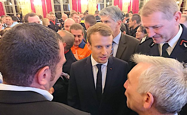 Emmanuel Macron échange avec François Orlandi, président du conseil d'administration du Sdis de Haute-Corse, charles Baldassari, directeur et... Jean-Charles Orsucci