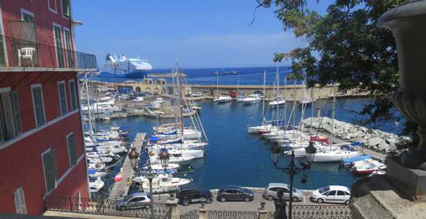 Le Vieux port de Bastia et en toile de fond, le port de commerce.