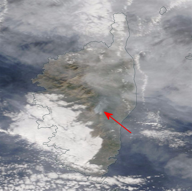 Les fumées de l'incendie de Ghisoni étaient visibles du satellite Terra ce dimanche (@KeraunosObs)