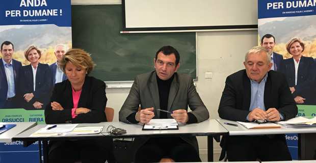 Jean-Charles Orsucci, entouré de Catherine Riera et François Orlandi, candidats LREM à l'élection territoriale de décembre, présentent leur programme "Andà per Dumane !" à Corte.