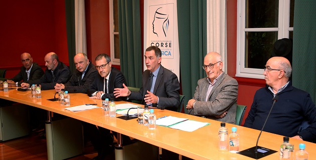 Le président de l'Exécutif, Gilles Simeoni, entouré du président de l'Assemblée de Corse et des maires de communes hors CAPA.