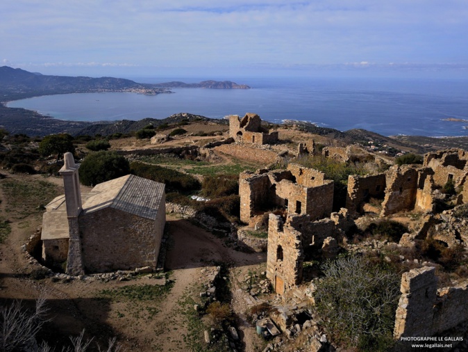 Occi : Vol au-dessus d'un village abandonné Occi : Vol au-dessus d'un village abandonné
