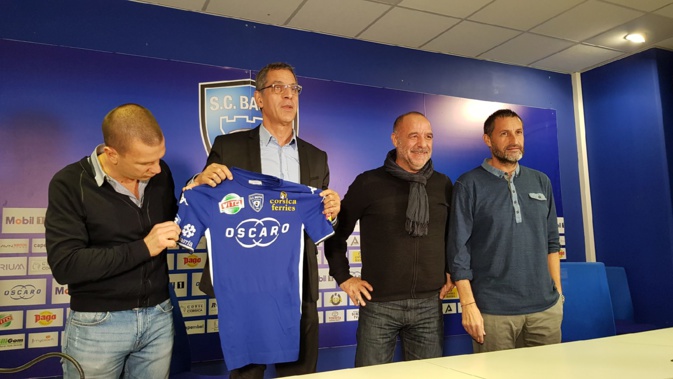 Claude Ferrandi, Pierre Savelli, Didier Grassi et Stéphane Rossi présentant le logo de la mairie désormais sur le maillot des joueurs.