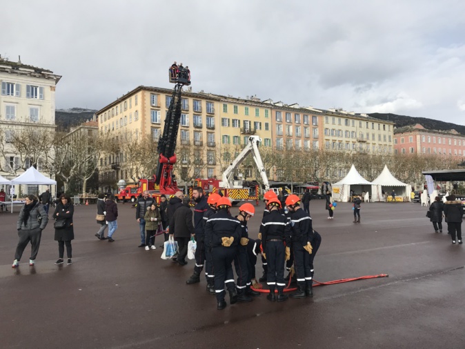 Bastia : Sur la grande échelle des pompiers mobilisés pour le Téléthon Bastia : Sur la grande échelle des pompiers mobilisés pour le Téléthon