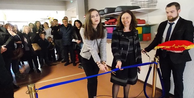 Mme Pons - directrice du Centre Molini au centre accompagnant sa nièce pour le coupé de ruban. et M. Poulain - directeur des affaires financières à droite.