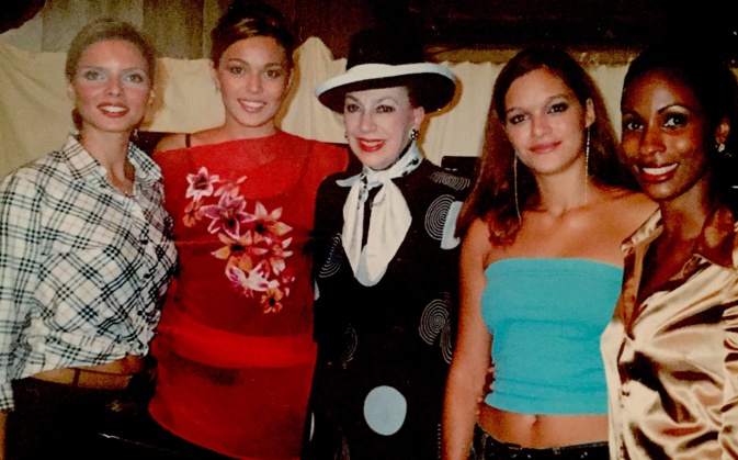 Stéphanie (à gauche en rouge) entre Sylvie Tellier et Geneviève de Fontenay Stéphanie (à gauche en rouge) entre Sylvie Tellier et Geneviève de Fontenay