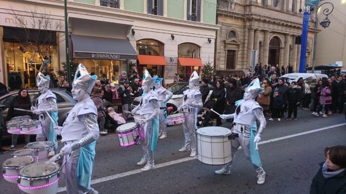 Des lutins argentés ont sonné l'arrivée du Père Noël. Des lutins argentés ont sonné l'arrivée du Père Noël.