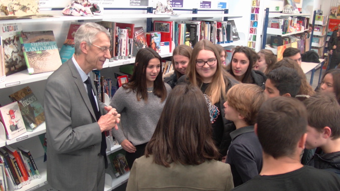 Michel Castellani explique le travail de député aux élèves du collège Simon-Vinciguerra Michel Castellani explique le travail de député aux élèves du collège Simon-Vinciguerra