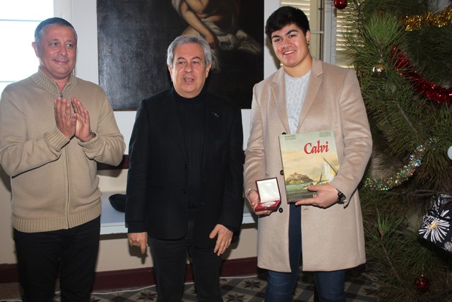 La Médaille d'honneur de la Ville de Calvi à Julia Tolofua championne de France de judo