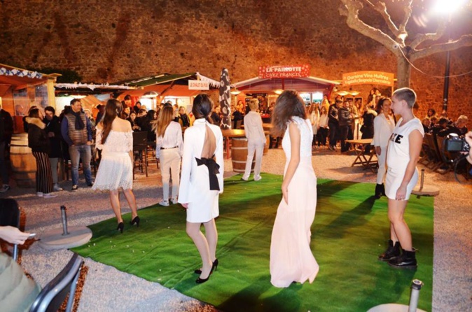 Défilé de mode au village de Noël à Calvi Défilé de mode au village de Noël à Calvi