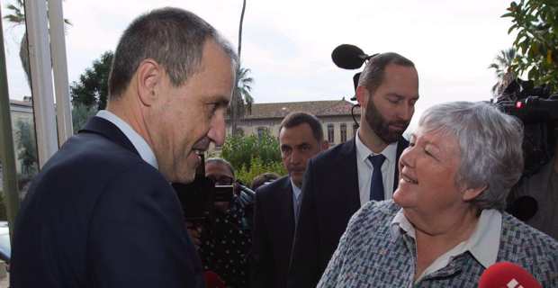Le président de l’Assemblée de Corse, Jean-Guy Talamoni, accueillant la ministre Jacqueline Gourault à l'hôtel de région à Ajaccio.