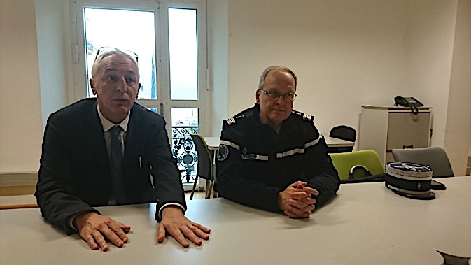Le procureur d'Ajaccio, Eric Bouillard, et le colonel Stéphane Dutrieux, commandant de la section de recherches de la gendarmerie en Corse.