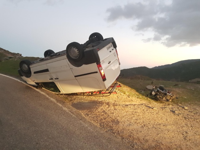 Conséquence de la violence du vent au col de Teghime : Un véhicule et une motos renversés Conséquence de la violence du vent au col de Teghime : Un véhicule et une motos renversés
