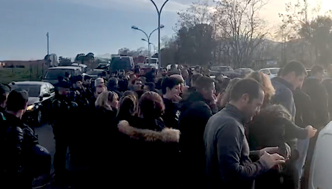 Vidéo : Les gardiens de Borgo huent et tournent le dos à la ministre