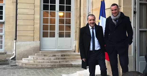Le président de l'Assemblée de Corse, Jean-Guy Talamoni, et le président du Conseil Exécutif de la nouvelle Collectivité unie de Corse, Gilles Simeoni, sur le perron de Matignon, juste avant la rencontre avec le Premier ministre.