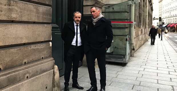 Les présidents de l’Assemblée et de l’Exécutif de Corse, Jean-Guy Talamoni et Gilles Simeoni, devant le Sénat, à l’issue de l’entretien avec Gérard Larcher.