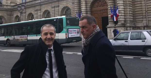 Les présidents de l’Assemblée et de l’Exécutif de Corse, Jean-Guy Talamoni et Gilles Simeoni, devant le Sénat, avant l’entretien avec Gérard Larcher.