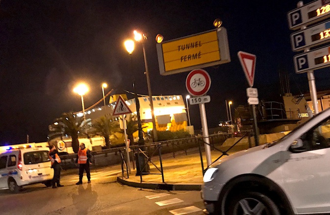 L'accident a entraîné la fermeture du tunnel pendant près d'une heure L'accident a entraîné la fermeture du tunnel pendant près d'une heure
