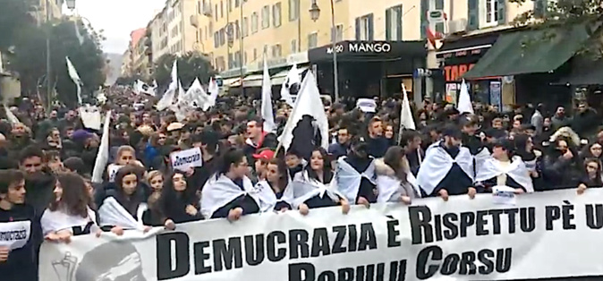 « Demucrazia è rispettu pè u populu corsu » : La Corse massivement dans la rue « Demucrazia è rispettu pè u populu corsu » : La Corse massivement dans la rue