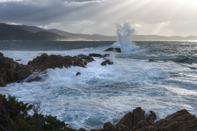 La photo du jour : L'Isulella battue par les vagues