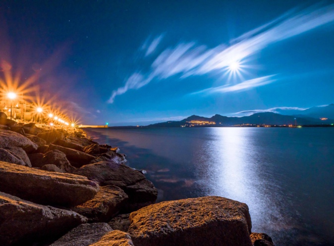 La photo du jour : Pleine lune sur la baie de Calvi… La photo du jour : Pleine lune sur la baie de Calvi…
