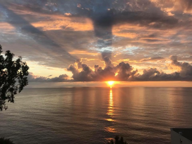 La photo du jour : Soleil levant sur Petranera